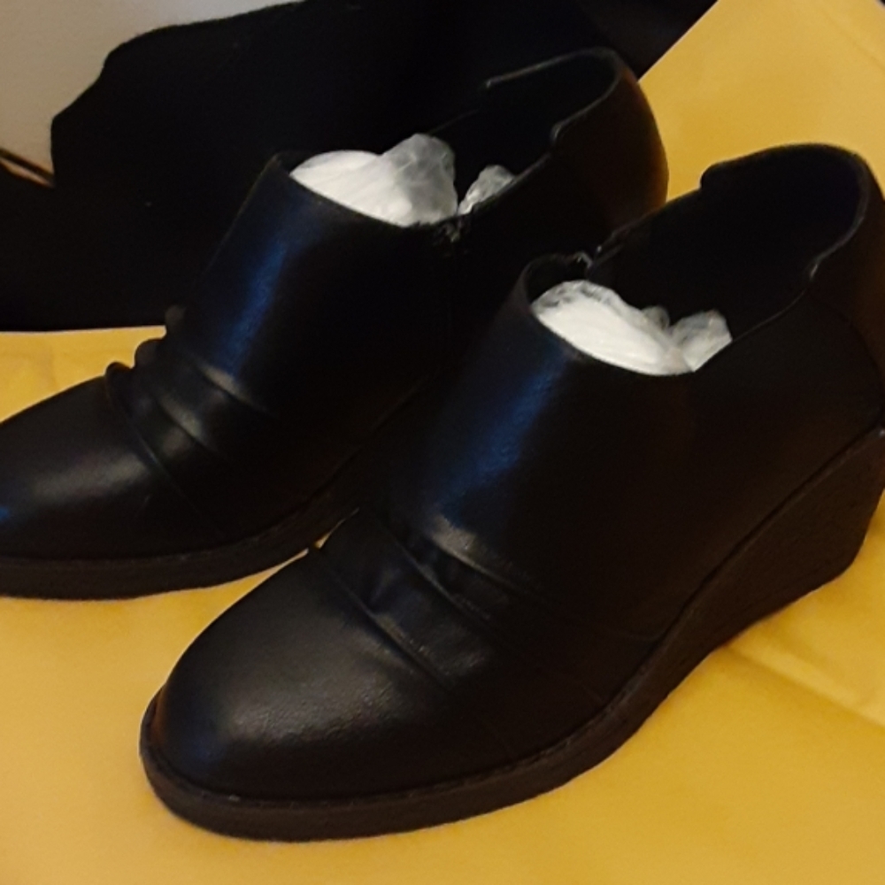 Black wedge shoes size 7.5